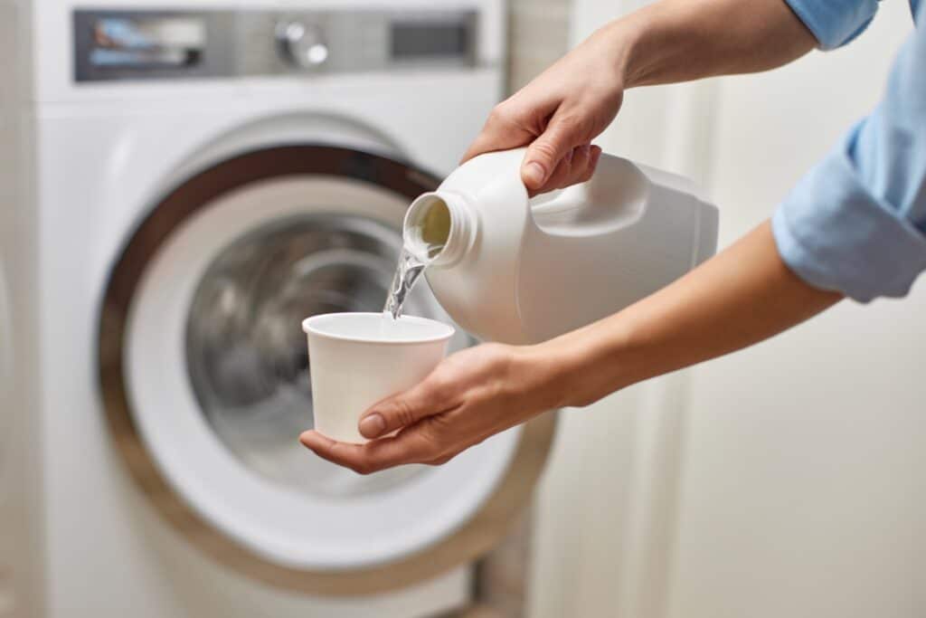 Measuring the correct amount of laundry detergent to avoid residue
